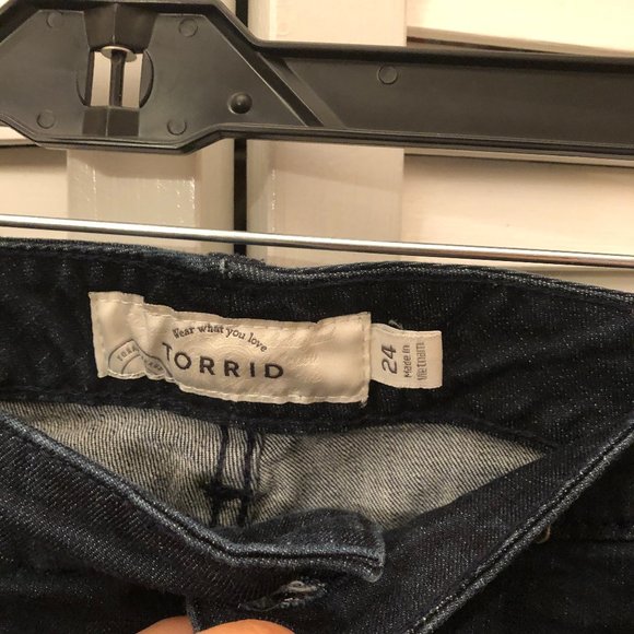 Torrid Bermuda shorts, dark wash, 24 - Picture 4 of 10